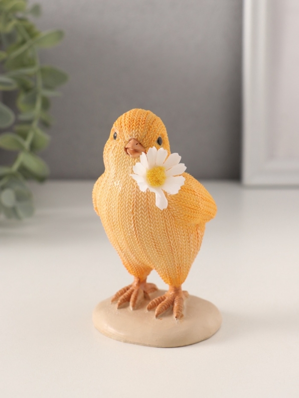 Сувенир полистоун  Сувенир полистоун "Вязаный цыплёнок с ромашкой в клюве" 5,5х5,5х10 см