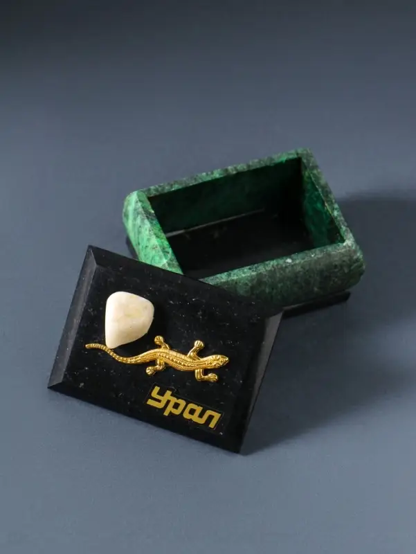 Шкатулка для украшений &laquo;Урал&raquo; прямоугольная, змеевик, с декоративным камнем, 7.5&times;5.5&times;5.5 см