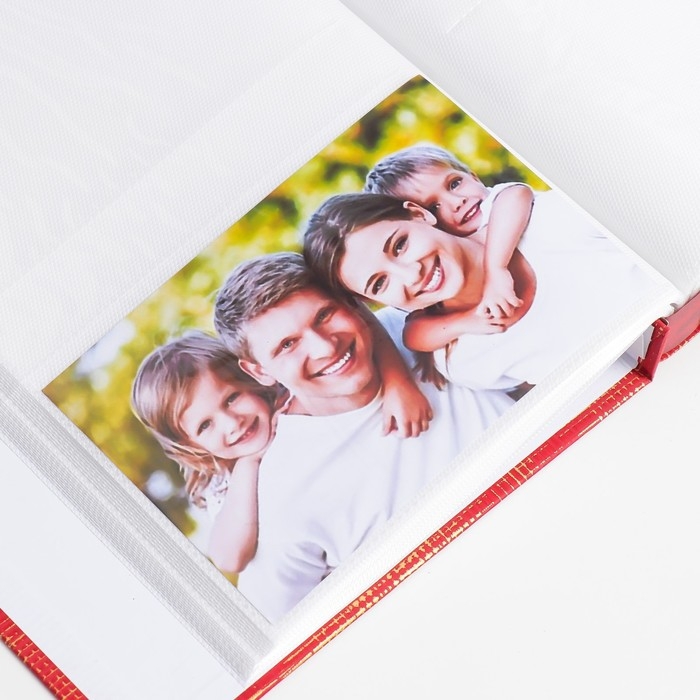 Фотоальбом на 200 фото 10х15 см Фотоальбом на 200 фото 10х15 см "Золотые чёрточки на красном" в коробке 26,5х20,5х4,5 см