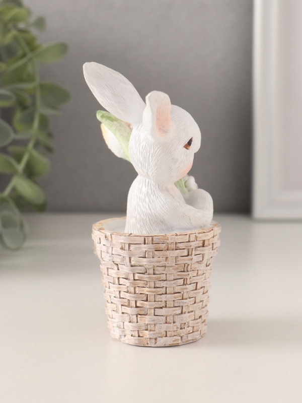 Сувенир полистоун  Сувенир полистоун "Белый кролик в плетённой корзине с тюльпанами" 8,5х5,5х11,5 см
