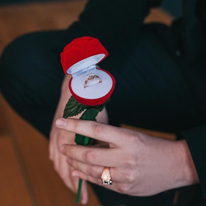 Футляр бархатный под кольцо «Роза на стебле» 4,5×4,5, цвет красно-зелёный, вставка белая