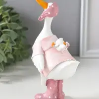 Сувенир полистоун "Гусыня в розовой косынке, с малышом на спине" 9х6,5х15 см