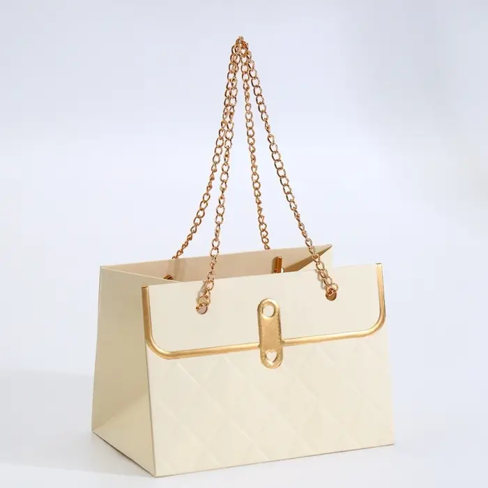 Пакет переноска для цветов, ручка цепь, &laquo;Кремовый&raquo;, с золотым тиснением, 15&times;10.5&times;10 см