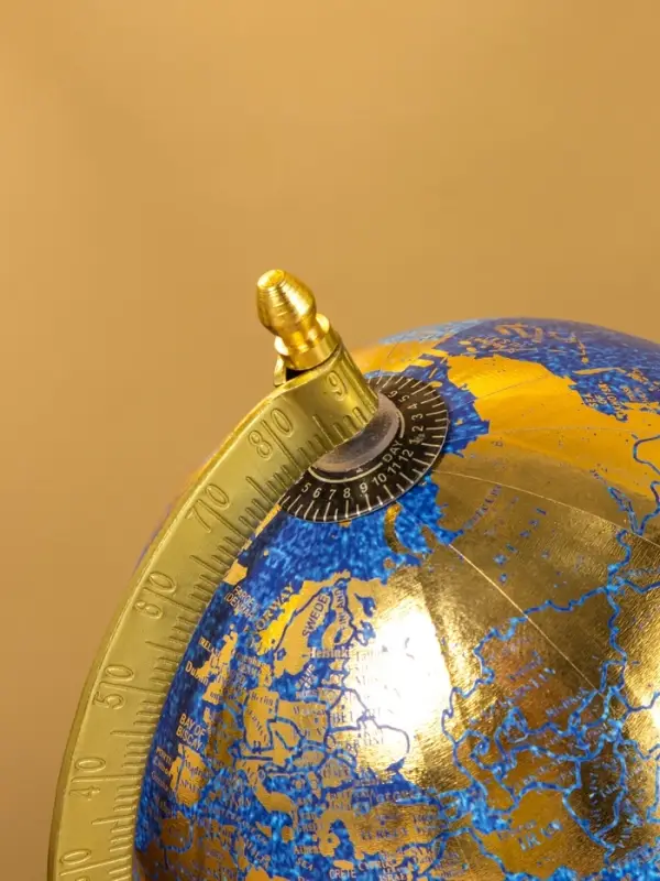 Глобус сувенирный 15х13х21 см, подставка дерево Глобус сувенирный 15х13х21 см, подставка дерево