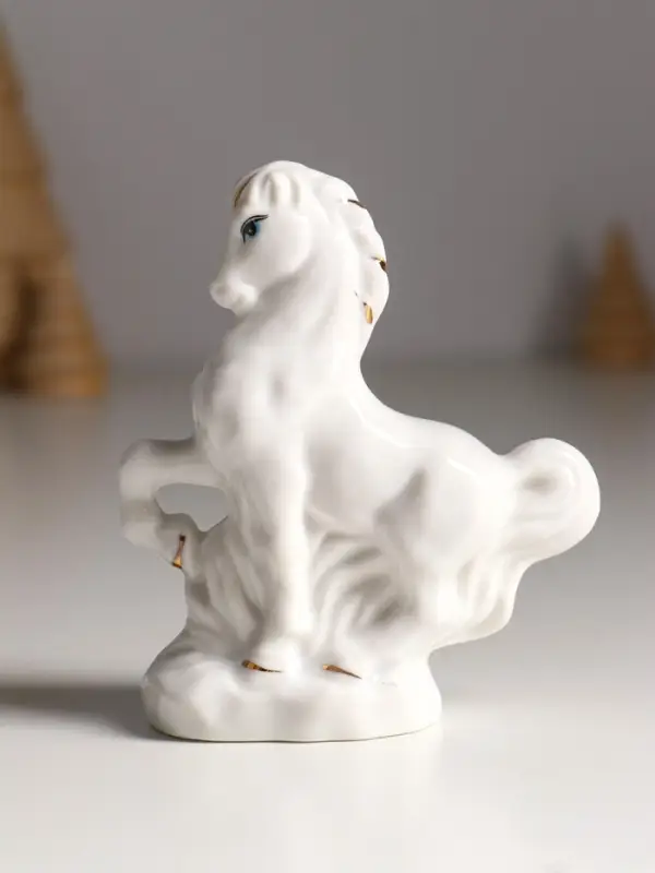 Сувенир керамика "Конь с рублём" белый с золотом 9х3,5х10,5 см