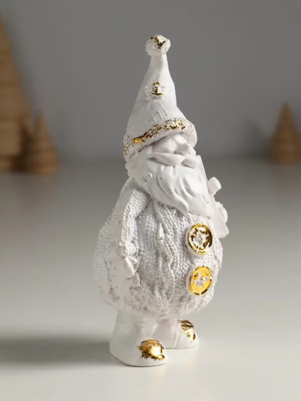 Фигура "Дед Мороз с подарком" 16х8,5х6,5 см, белый с позолотой