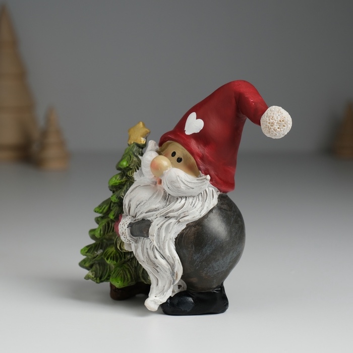 Сувенир полистоун Сувенир полистоун "Дед Мороз в красном колпаке с сердцем, с зелёной ёлочкой" 6,5х4х9 см