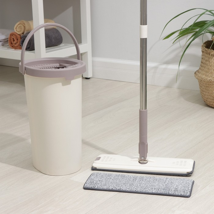 Швабра с отжимом и ведро Доляна: ведро с отсеками для полоскания и отжима 9,3 л, швабра плоская, запасная насадка из микрофибры Швабра с отжимом и ведро Доляна: ведро с отсеками для полоскания и отжима 9,3 л, швабра плоская, запасная насадка из микрофибры