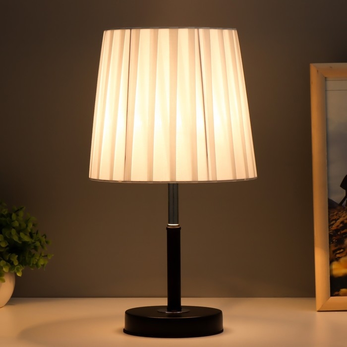 Настольная лампа Настольная лампа "Фиона" Е27 40Вт черно-белый 19х19х36 см RISALUX