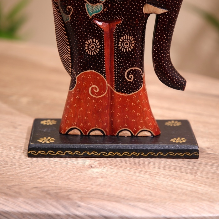 Сувенир Сувенир "Слон" на подставке, батик, дерево 25 см