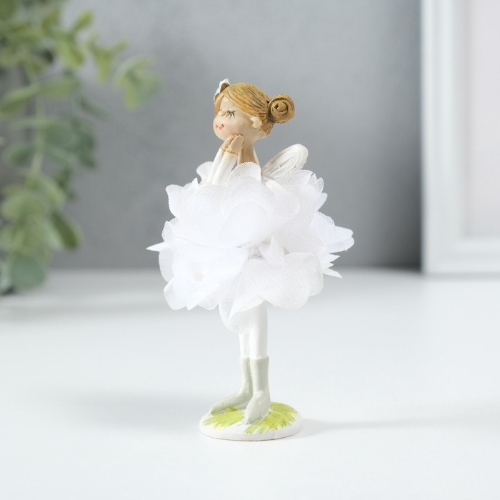 Сувенир полистоун  Сувенир полистоун "Девочка в платье из белых цветов" 6х5х10,5 см