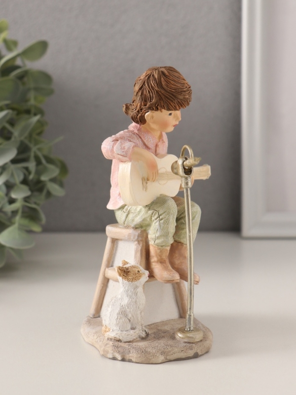 Сувенир полистоун "Мальчишка играет на гитаре, с котёнком" 8х8х13,5 см