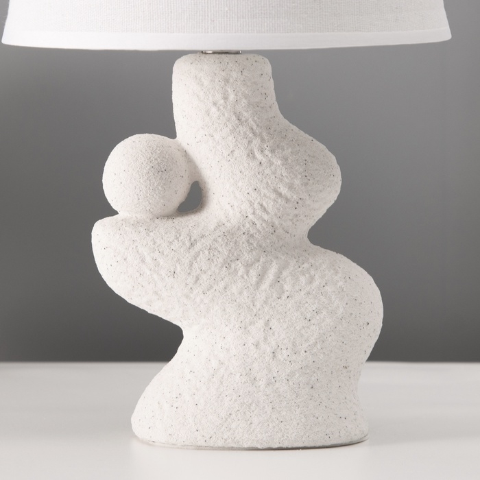 Настольная лампа с абажуром RISALUX «Гряда», 1×40 Вт, Е27, белый, фигурное основание, 20×20×32 см Настольная лампа с абажуром RISALUX «Гряда», 1×40 Вт, Е27, белый, фигурное основание, 20×20×32 см