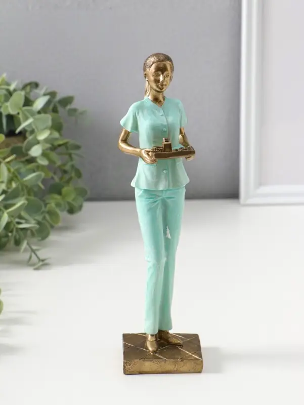 Сувенир полистоун "Медсестра в зелёном костюме с подносом с лекарствами" 23,5 см