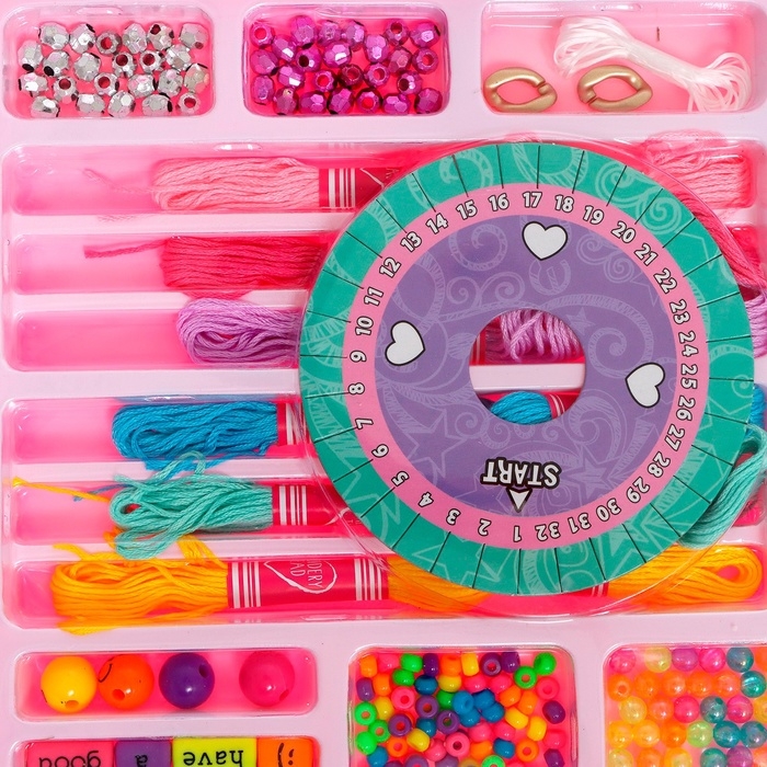 Набор для бисероплетения «Яркие бусины» в чемодане Набор для бисероплетения «Яркие бусины» в чемодане