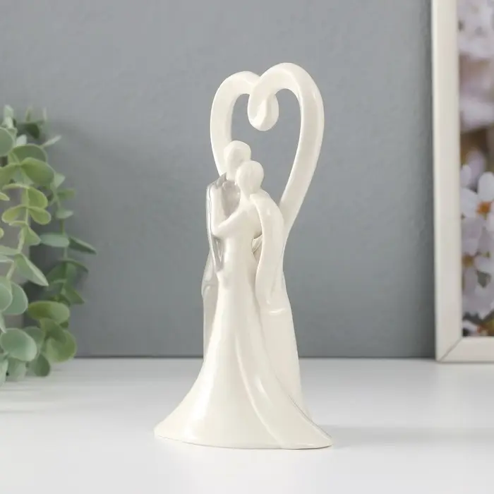 Фигурка керамика &laquo;Абстракция. Влюблённые, объятия у большого сердца&raquo;, 8.5&times;7.4&times;16 см