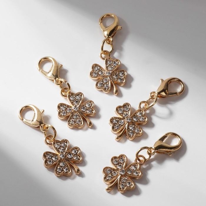 Шарм «Клевер», цвет белый в золоте Шарм «Клевер», цвет белый в золоте