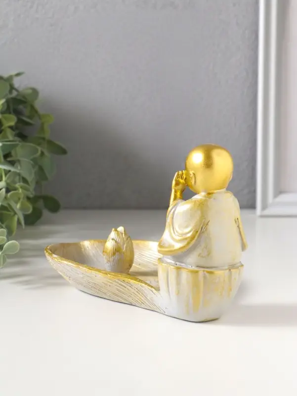 Подставка под благовония полистоун "Маленький послушник и лист" беж с патиной 18х10х10,5 см    10964