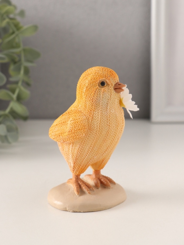 Сувенир полистоун  Сувенир полистоун "Вязаный цыплёнок с ромашкой в клюве" 5,5х5,5х10 см