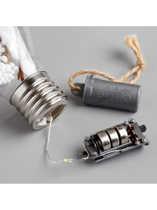 Ёлочный шар &laquo;Шишки с красной мишурой&raquo;, 5 LED, от батареек, свечение белое