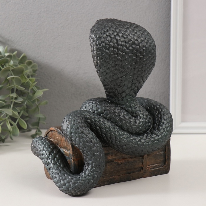Фигурка Фигурка "КОБРА НА СУНДУКЕ" 20 х 17 х 12 см.