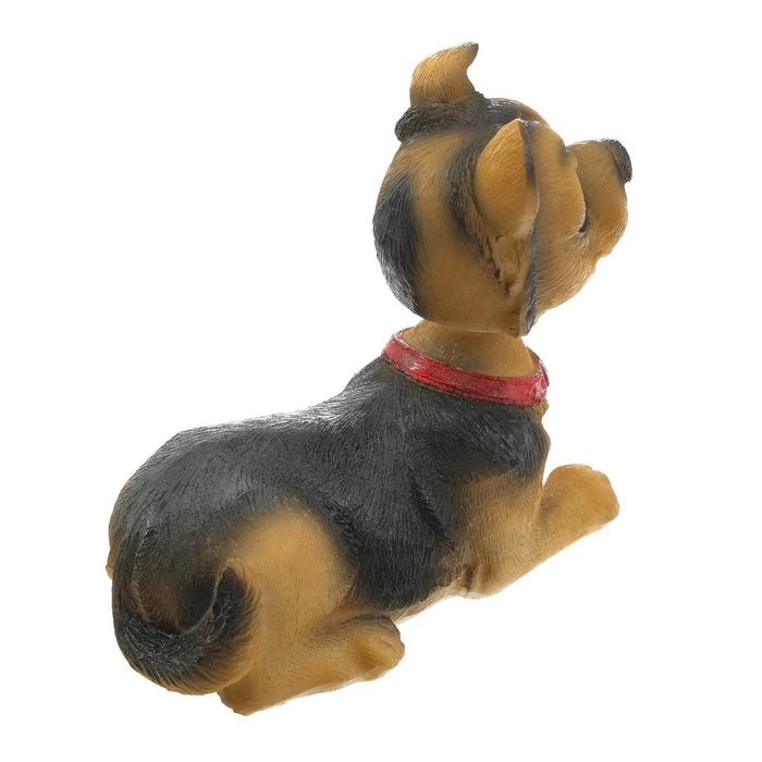 Собака на панель авто, качающая головой, спаниель Собака на панель авто, качающая головой, спаниель