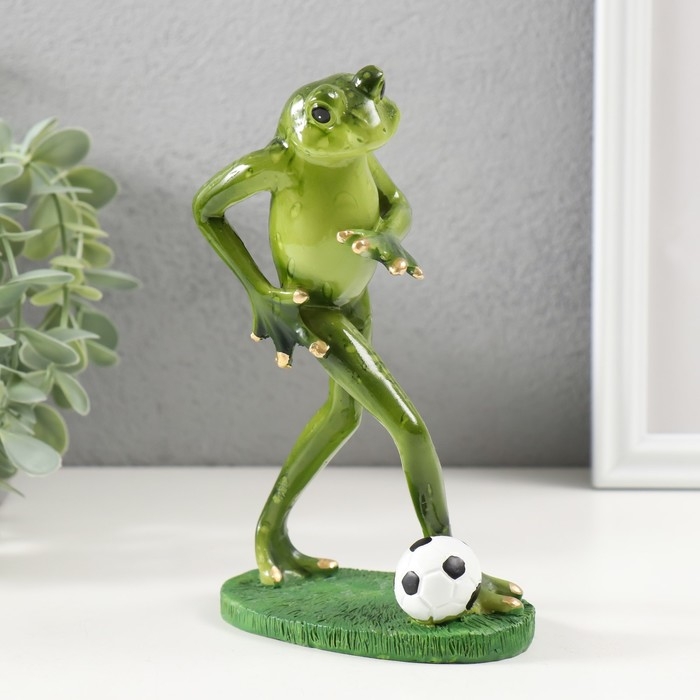 Сувенир полистоун Сувенир полистоун "Лягушонок играет в футбол" 17х6,5х10,5 см