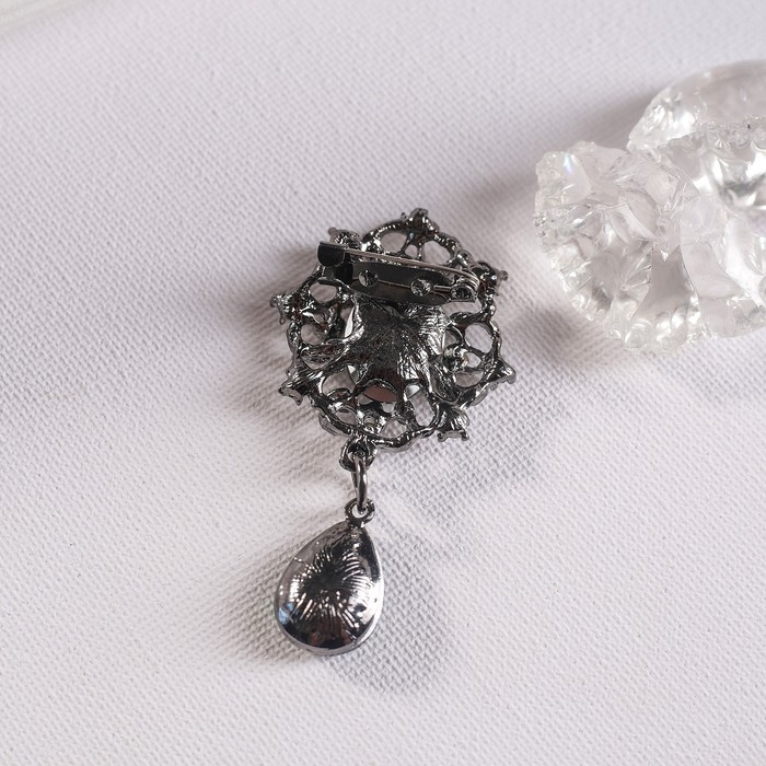 Брошь «Императрица» вензеля, цвет изумрудный в сером металле