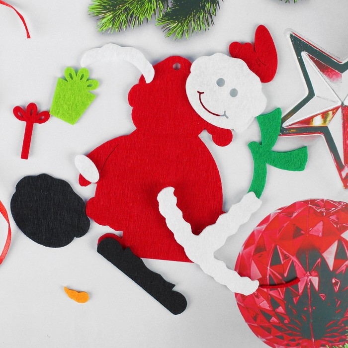 Набор для творчества - создай ёлочное украшение из фетра «Снеговик с подарком» Набор для творчества - создай ёлочное украшение из фетра «Снеговик с подарком»