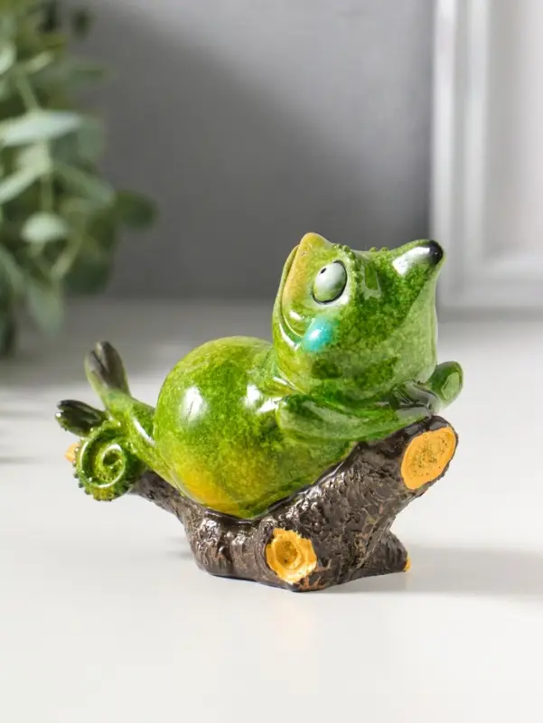 Сувенир полистоун лак "Хамелеон отдыхает на лежаке" зелёный 10,8х6х8,2 см