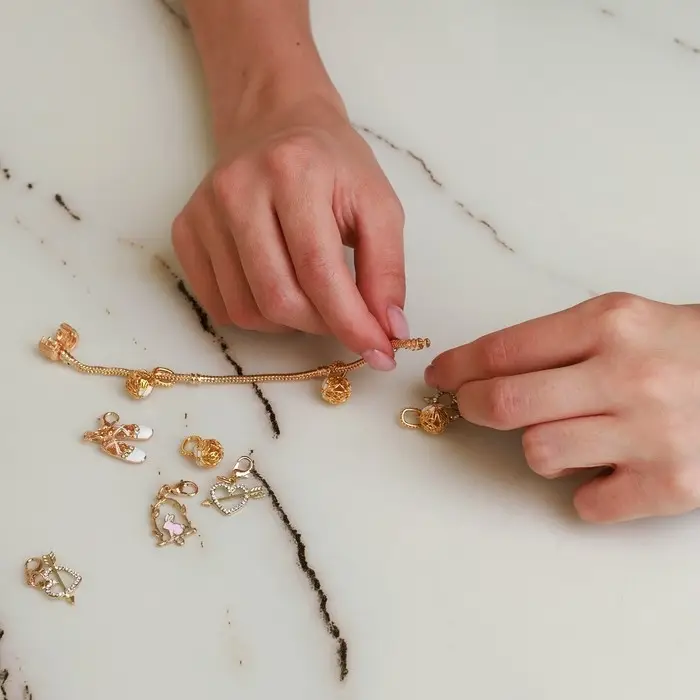 Шарм «Сердце амура», цвет белый в золоте Шарм «Сердце амура», цвет белый в золоте