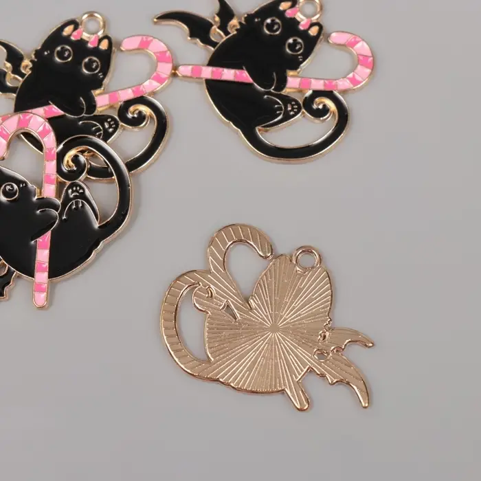 Декор для творчества металл, эмаль &laquo;Чёрный котик с конфетой&raquo;, чёрно-розовый, 2.4&times;3.1 см