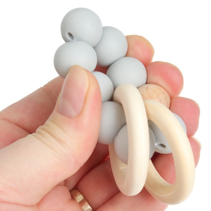 Прорезыватель силиконовый M&B с деревянным кольцом, серый Прорезыватель силиконовый M&B с деревянным кольцом, серый