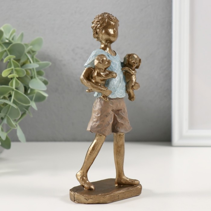 Сувенир полистоун "Мальчик со своими любимцами - щенками" 7,5х4,5х16,5 см