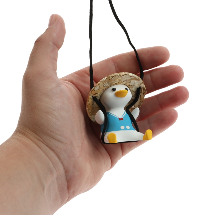 Подвес на зеркало, утка в шляпе, высота 8 см, шнурок 50 см Подвес на зеркало, утка в шляпе, высота 8 см, шнурок 50 см