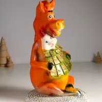 Копилка "Конь с елочкой" 30,5х18х19,5 см, цветной, гипс Копилка "Конь с елочкой" 30,5х18х19,5 см, цветной, гипс