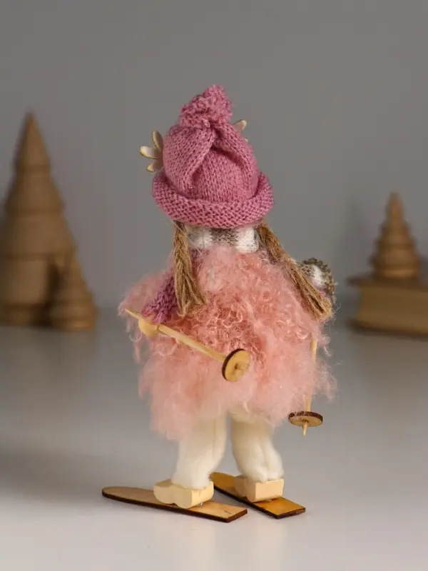 Кукла интерьерная "Малышка в розовом на лыжах" 6,5х6,3х15 см