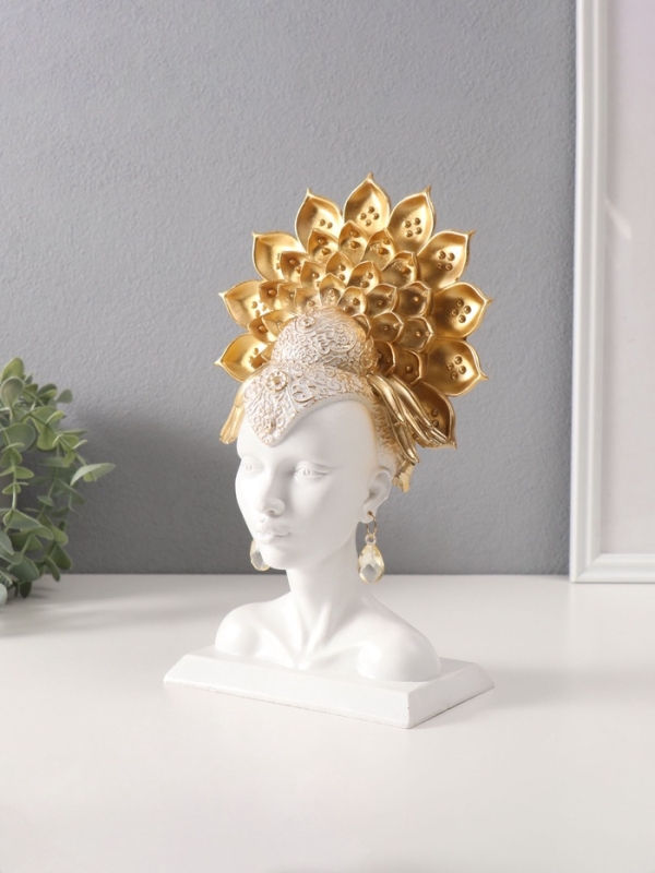 Сувенир полистоун бюст Сувенир полистоун бюст "Девушка с золотой георгиной-короной" белый 8,6х17х26,6 см