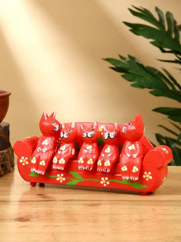 Сувенир Сувенир "Кошачье семейство" дерево 20х5х10 см, цв. красный