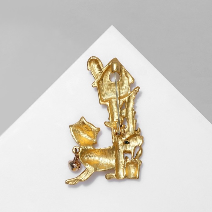 Брошь «Кошечка» на охоте, цвет красно-зелёный в матовом золоте Брошь «Кошечка» на охоте, цвет красно-зелёный в матовом золоте