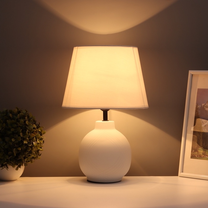 Лампа настольная Лампа настольная "Луиза" 1х40Вт Е27 белый 25х25х38,,5см