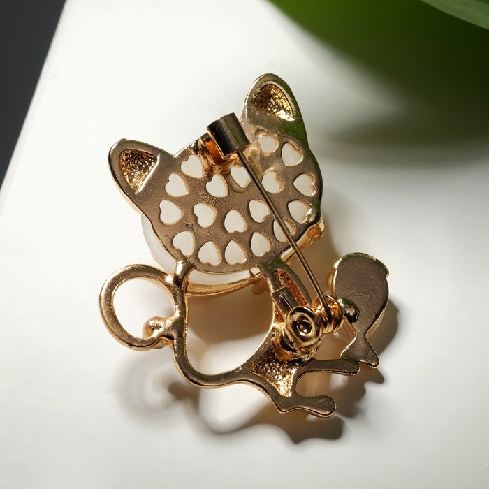 Брошь &laquo;Кошка&raquo; с рыбкой, цвет белый в золоте