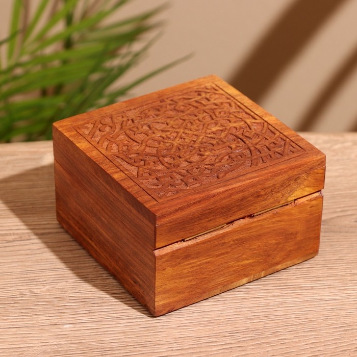 Шкатулка резная 10х10х6 см, дерево шишам Шкатулка резная 10х10х6 см, дерево шишам