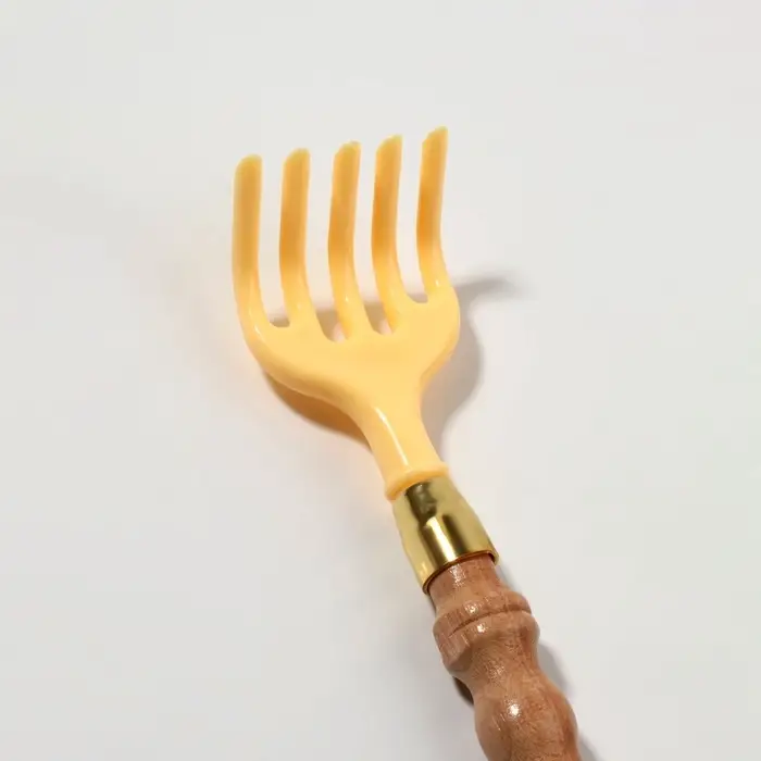 Массажёр - чесалка, универсальный, с ложкой, деревянный, 47&times;4&times;3 см, жёлтый