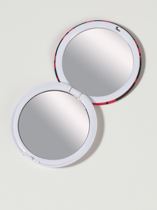 Зеркало складное круг (2) с/увел d7,3см ПОЦЕЛУИ МИКС пласт пакет QF Зеркало складное круг (2) с/увел d7,3см ПОЦЕЛУИ МИКС пласт пакет QF