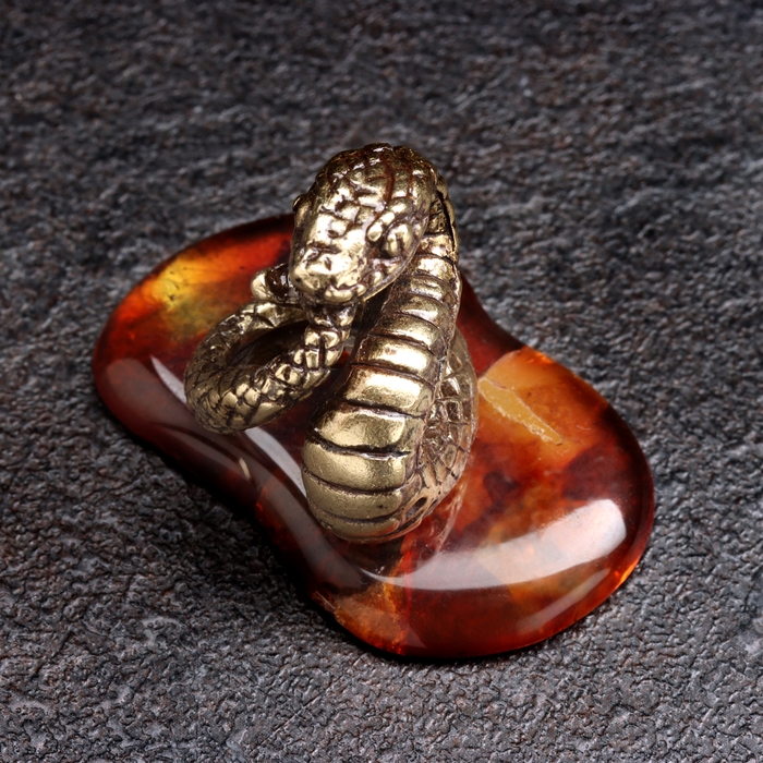 Сувенир символ года Сувенир символ года "Змея", латунь, янтарь