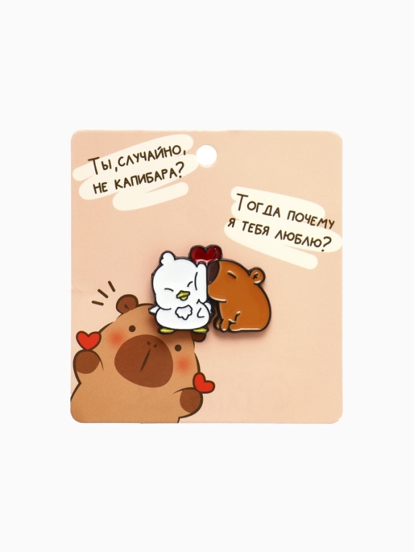 Значок «Капибара» с утёнком, оранжево-белый в чёрном металле Значок «Капибара» с утёнком, оранжево-белый в чёрном металле