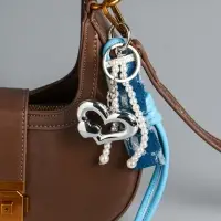 Брелок на карабине с джинс. ремешком "Сердце и нить жемчуга" бусины d=0,5 см 18х4,8х2 см Брелок на карабине с джинс. ремешком "Сердце и нить жемчуга" бусины d=0,5 см 18х4,8х2 см