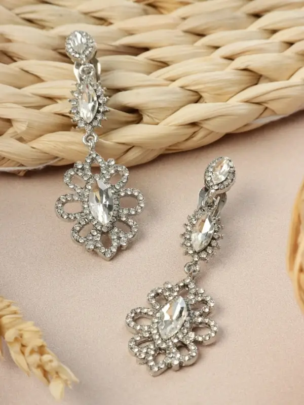 Серьги клипсы для ушей висячие со стразами QF &laquo;Ажур&raquo;, белые в серебре