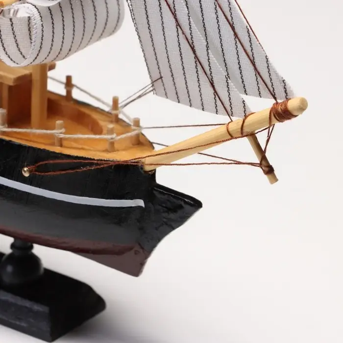 Сувенирная модель корабля &laquo;Илия&raquo;, борта чёрные, паруса бежевые с полосами, 5.5&times;23.5&times;23.5 см